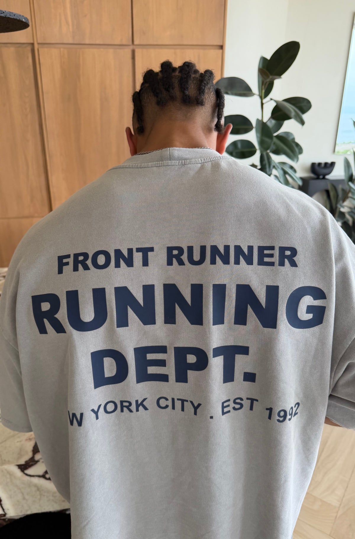 Running Dept Tee Concrete Midnight [men]