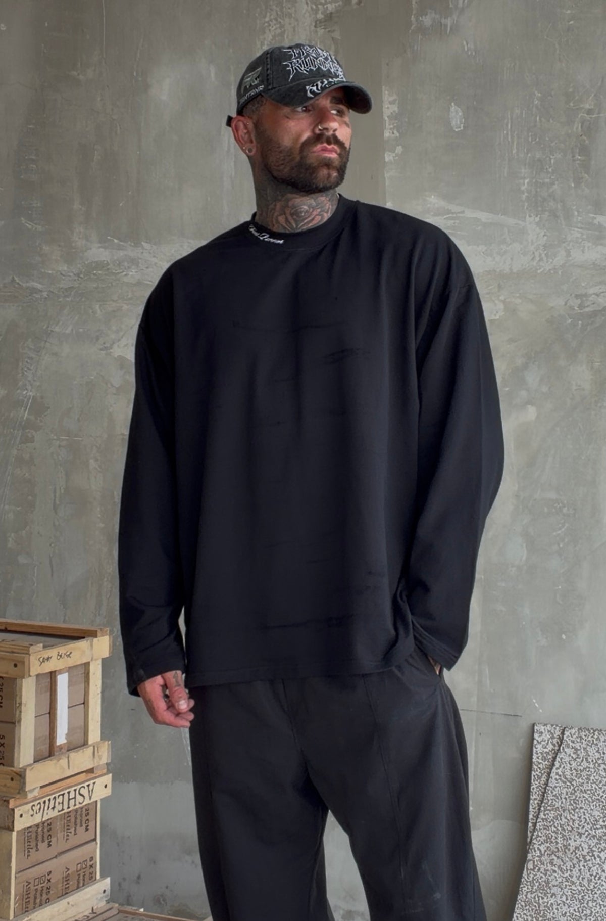 Script L/S Tee Black [men]