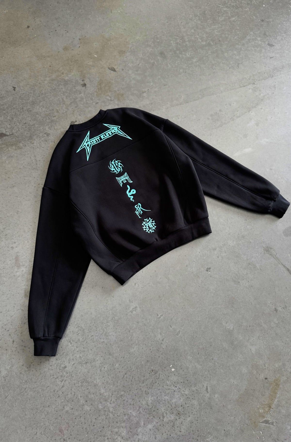Pyro Crewneck - Black Tiffany - Hover