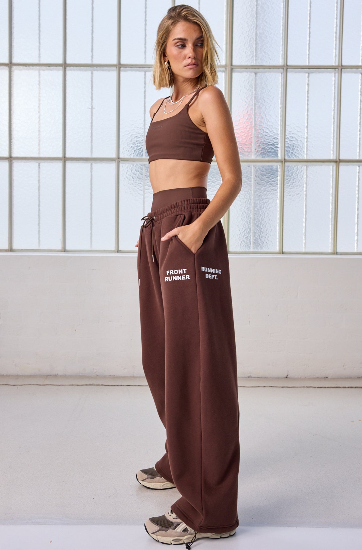 Running Dept. Barrel Leg Trackpant Chocolate [women]