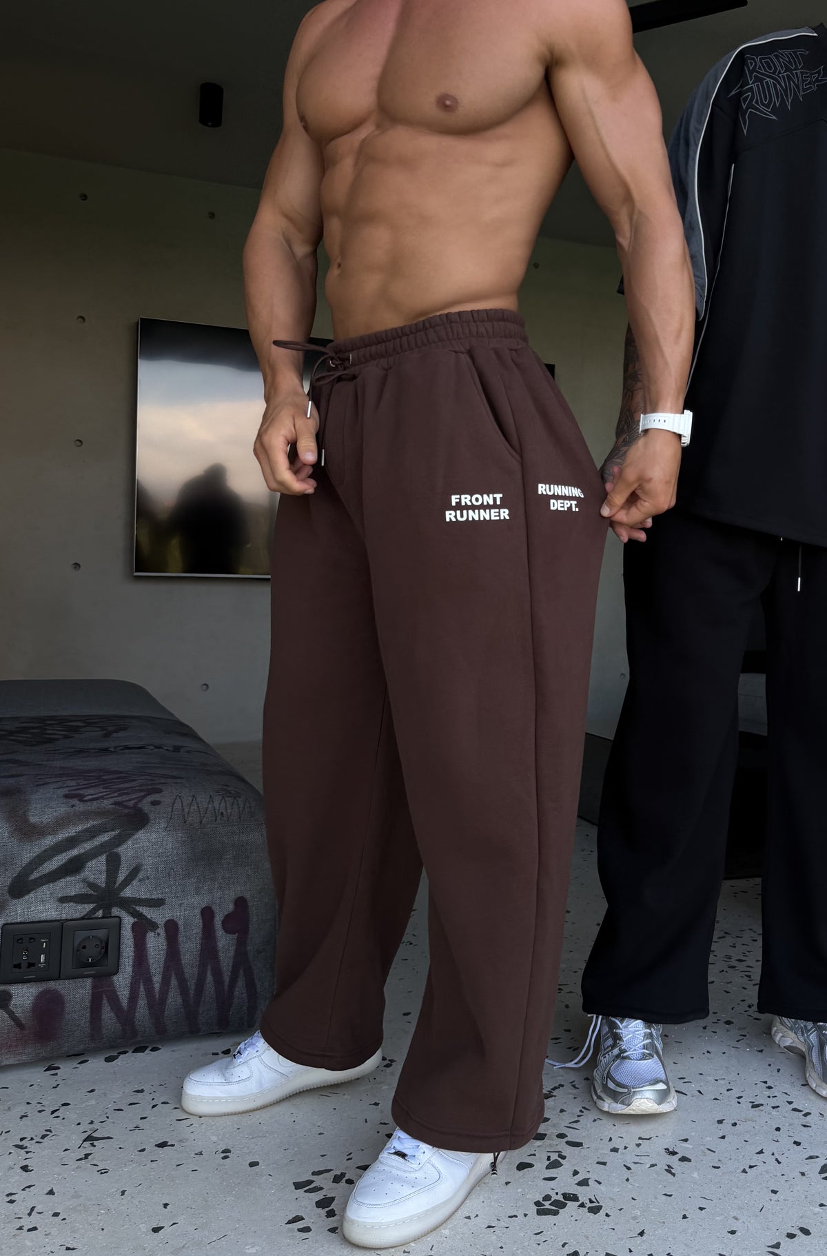 Running Dept. Barrel Leg Trackpant Chocolate [men]
